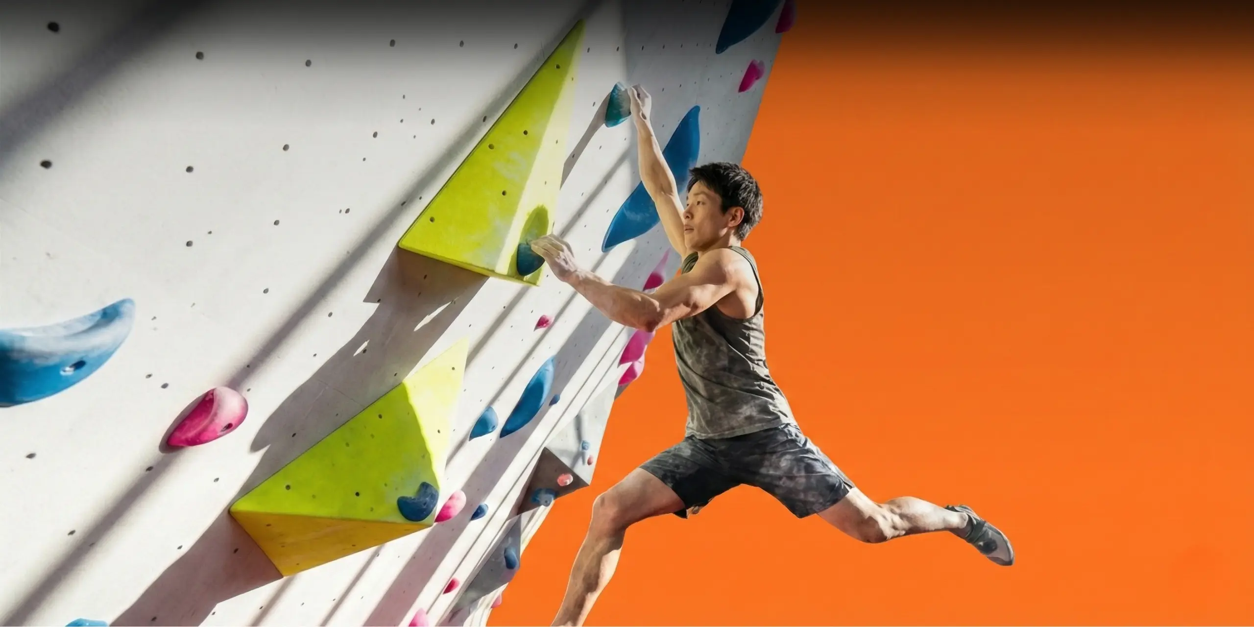 ボルダリングを楽しむクライマー