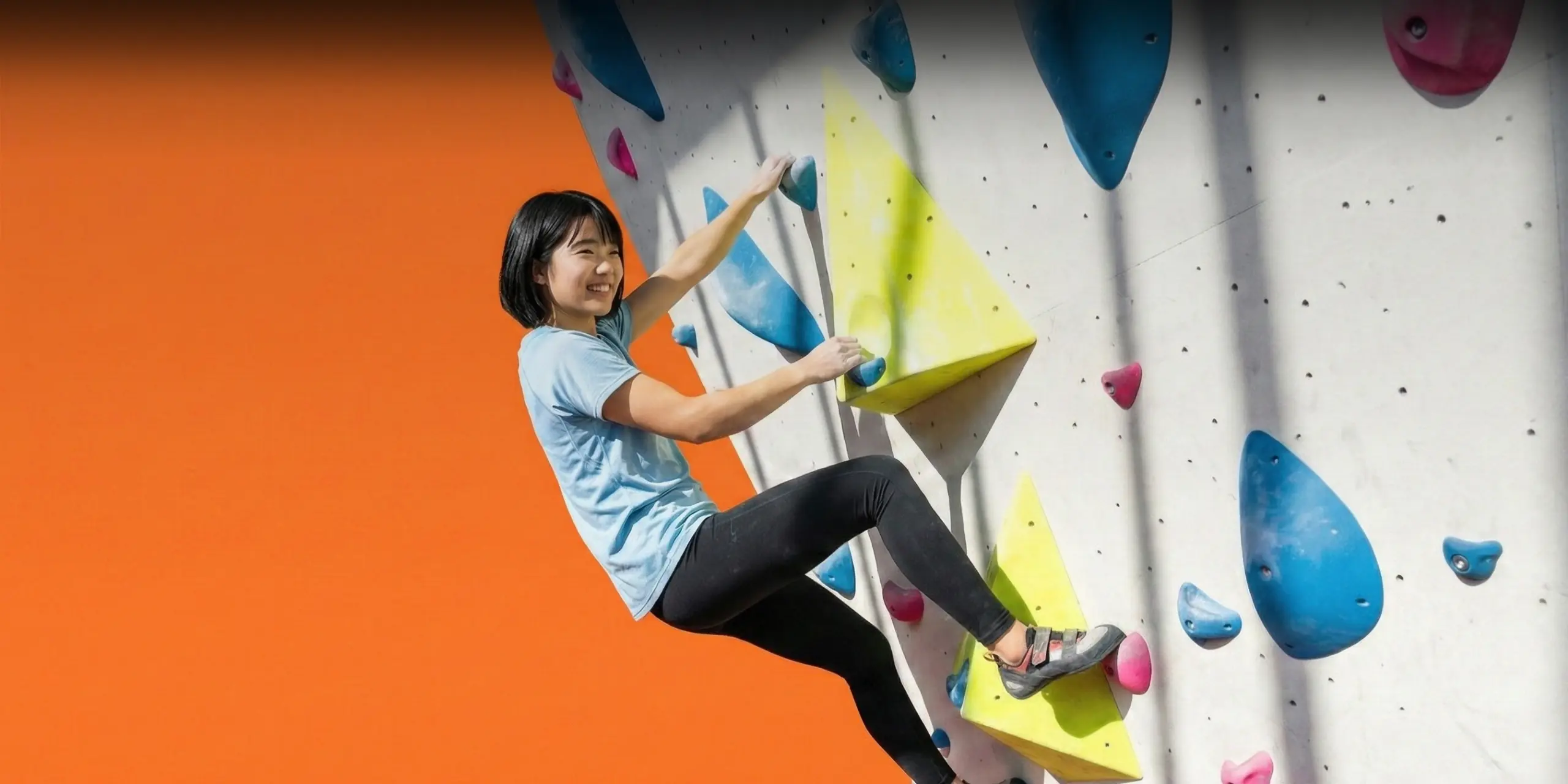 笑顔でクライミングを楽しむ女性